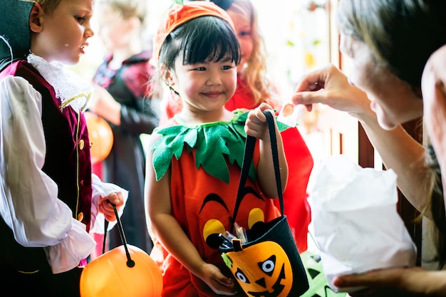 Los niños pequeños engañan o tratan en Halloween