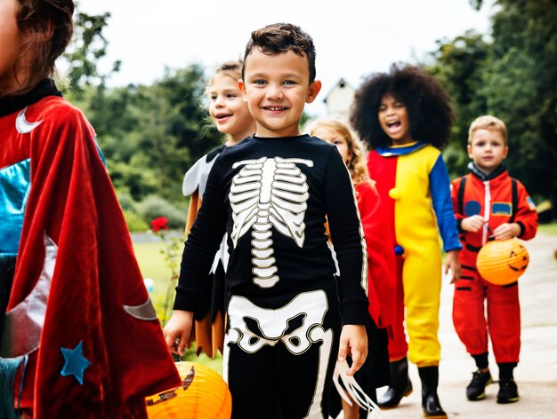 Los niños pequeños engañan o tratan durante Halloween