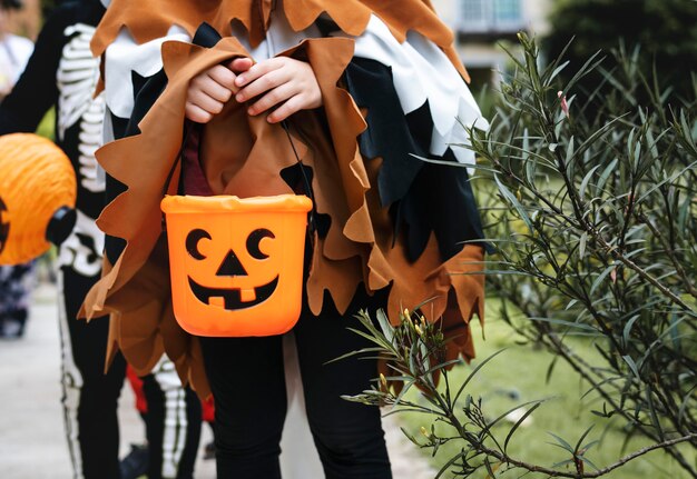 Los niños pequeños engañan o tratan durante Halloween