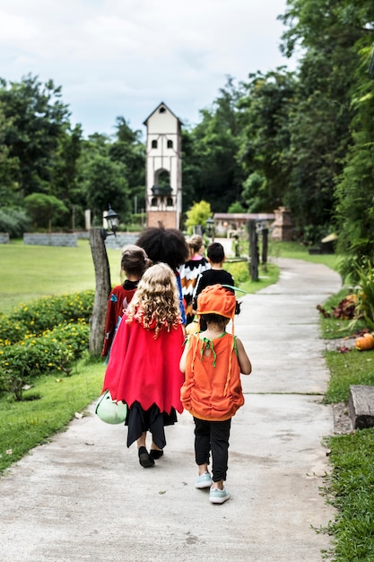 Foto gratuita los niños pequeños engañan o tratan durante halloween