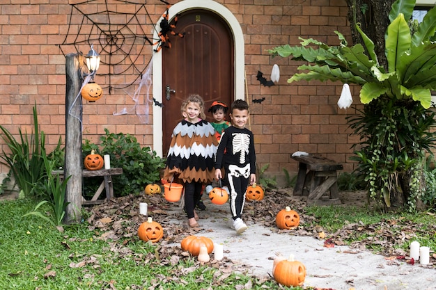 Los niños pequeños engañan o tratan durante Halloween