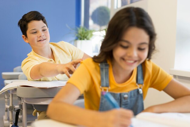 Niños pequeños en la escuela