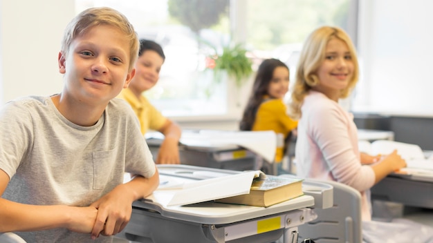 Foto gratuita niños pequeños en la escuela