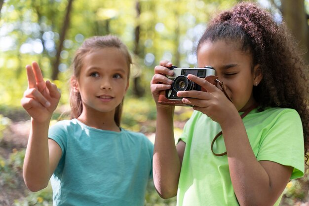 Niños pequeños explorando juntos la naturaleza.