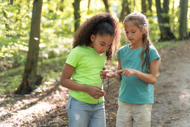 Niños pequeños explorando juntos la naturaleza.