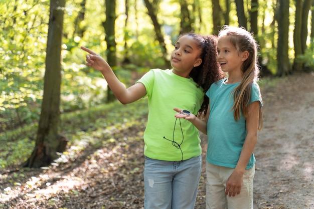 Niños pequeños explorando juntos la naturaleza.