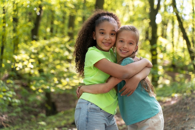 Foto gratuita niños pequeños explorando juntos la naturaleza.