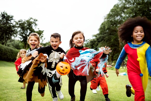 Niños pequeños en una fiesta de halloween