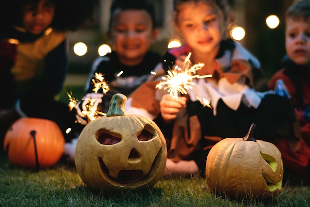 Niños pequeños en una fiesta de halloween