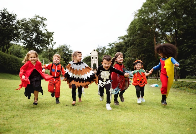 Niños pequeños en la fiesta de halloween