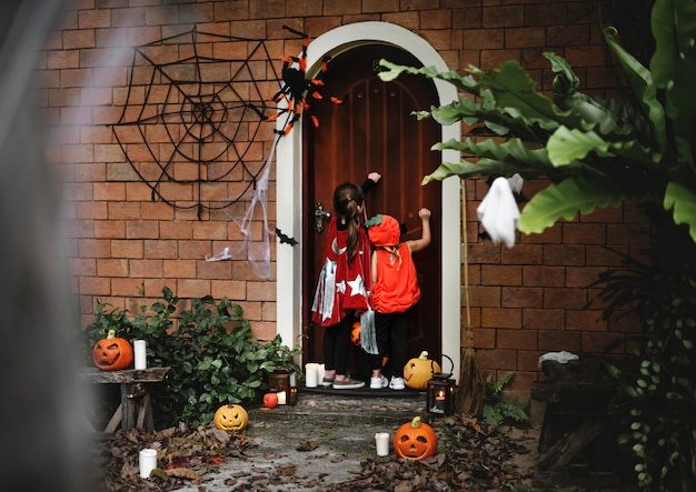 Niños pequeños en la fiesta de halloween