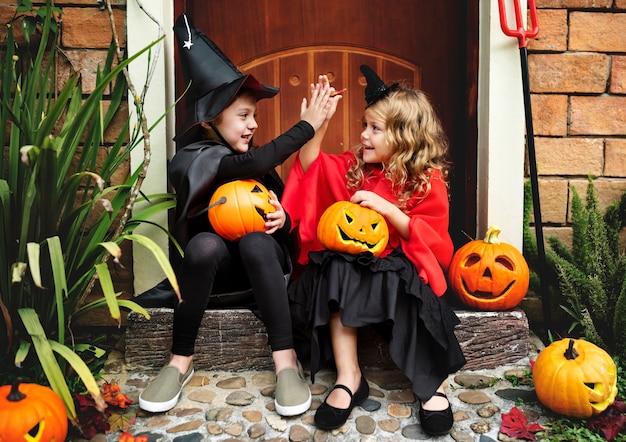 Niños pequeños en la fiesta de halloween