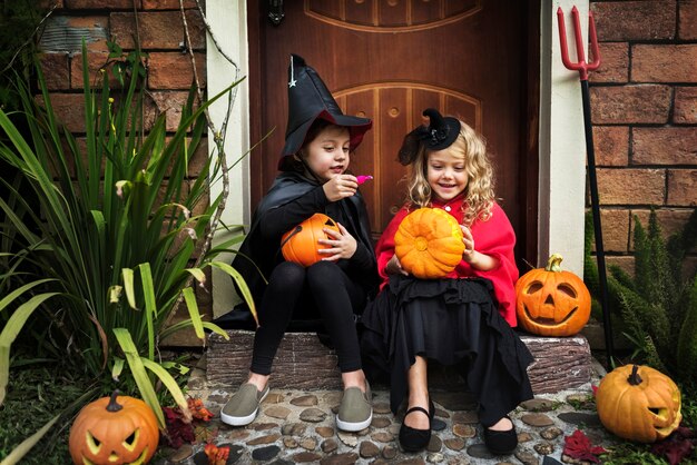 Niños pequeños en la fiesta de halloween