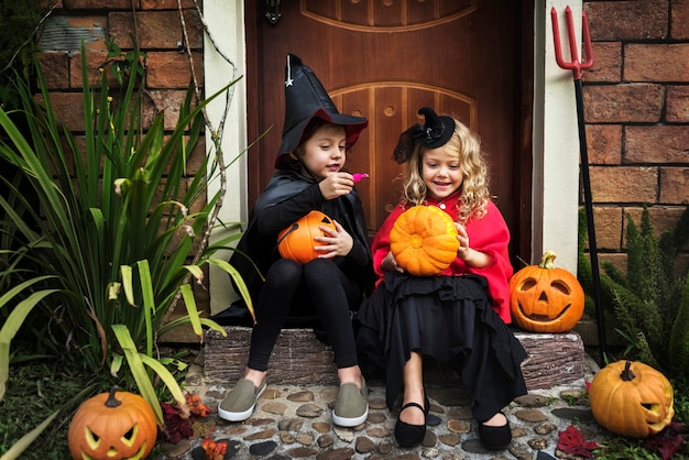 Niños pequeños en la fiesta de halloween