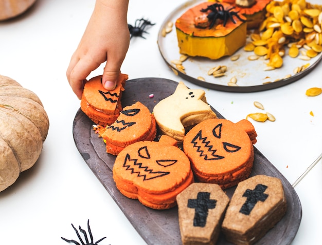 Niños pequeños en la fiesta de halloween