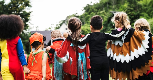 Niños pequeños en la fiesta de halloween