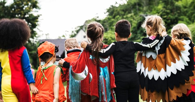 Niños pequeños en la fiesta de halloween