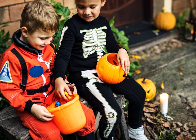 Niños pequeños en la fiesta de halloween