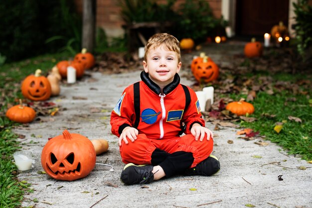 Niños pequeños en la fiesta de halloween