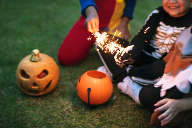 Niños pequeños en la fiesta de halloween