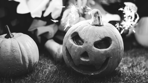 Niños pequeños en la fiesta de halloween