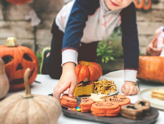 Niños pequeños en la fiesta de halloween