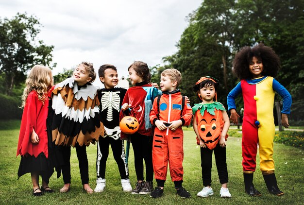 Niños pequeños en la fiesta de halloween