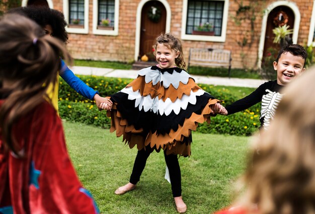 Niños pequeños en la fiesta de halloween