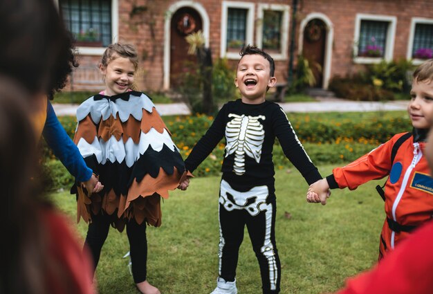 Niños pequeños en la fiesta de halloween