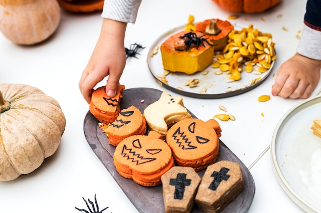 Niños pequeños en la fiesta de halloween