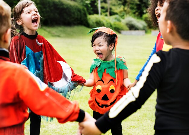 Niños pequeños en la fiesta de halloween