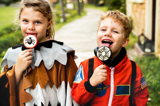 Foto gratuita niños pequeños en la fiesta de halloween