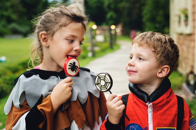 Niños pequeños en la fiesta de halloween