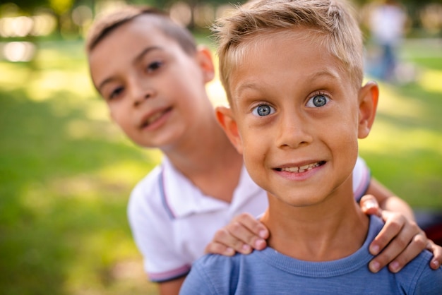 Niños pequeños haciendo caras tontas para la cámara