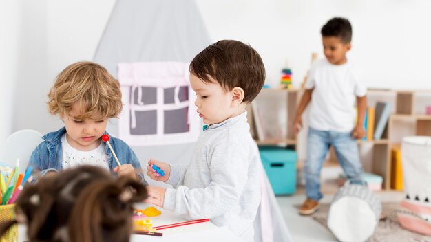 Niños pequeños jugando juntos en casa