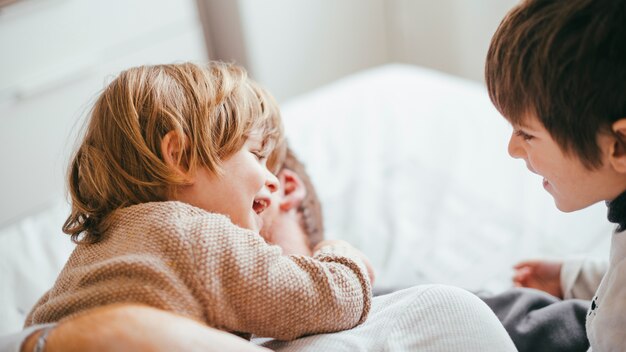 Niños pequeños jugando con el padre