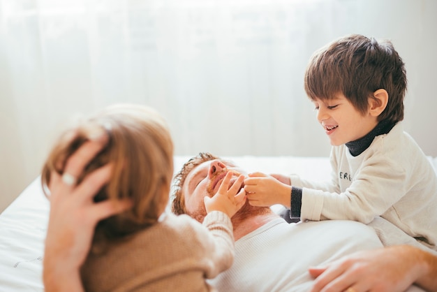 Niños pequeños jugando con papá