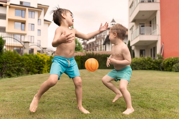 Niños pequeños jugando con pelota