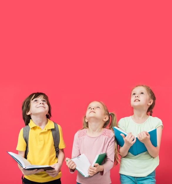 Niños pequeños mirando hacia arriba juntos