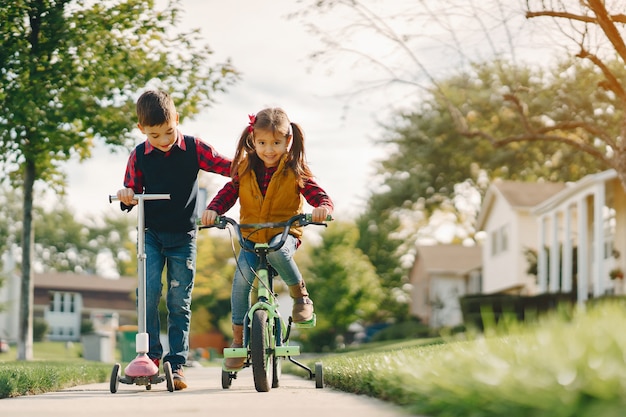 Niños pequeños en un parque de otoño