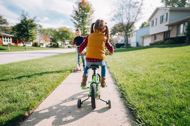 Niños pequeños en un parque de otoño