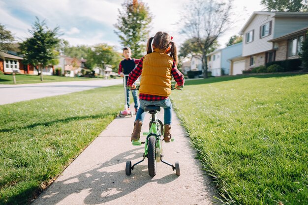 Niños pequeños en un parque de otoño