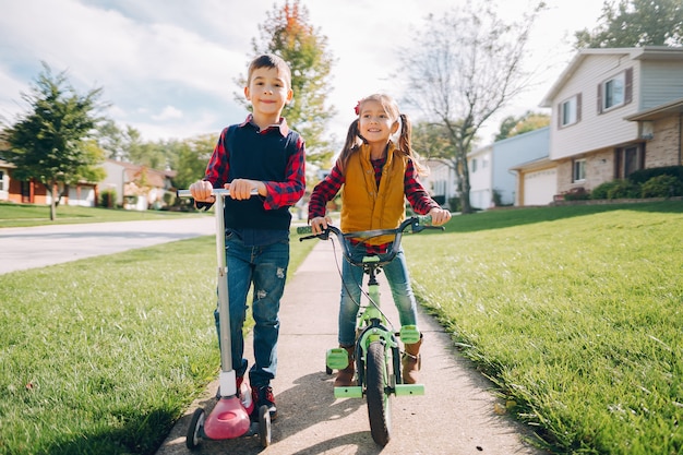 Niños pequeños en un parque de otoño