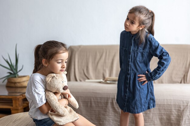 Los niños pequeños se pelean por los juguetes. Amigos y problema de amistad. Pelea y conflicto.