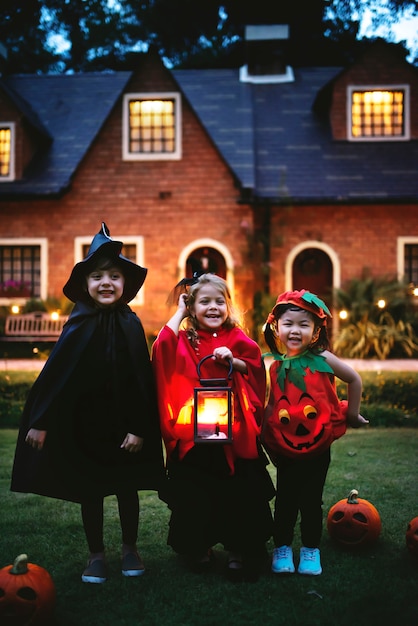 Foto gratuita niños pequeños truco o trato