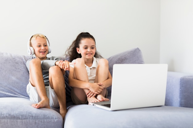 Foto gratuita niños pequeños usando las nuevas tecnologías