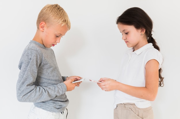 Niños pequeños usando las nuevas tecnologías