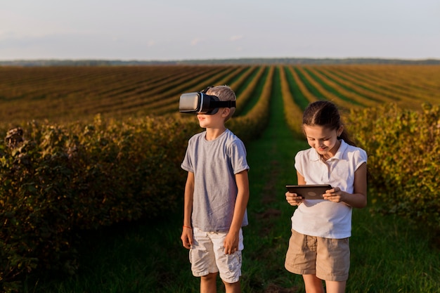 Niños pequeños usando las nuevas tecnologías