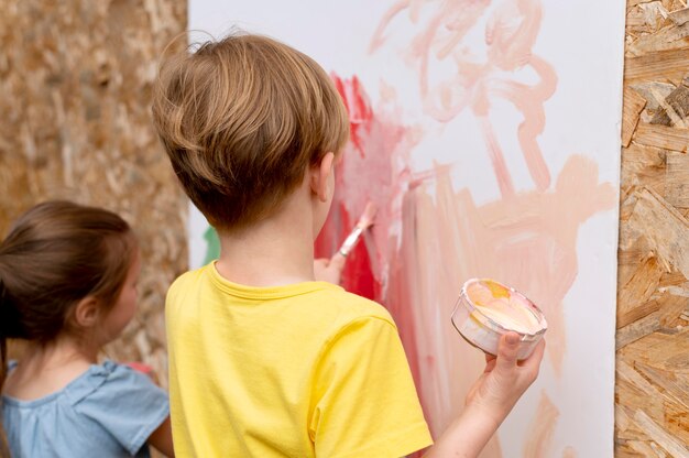 Niños pintando juntos de cerca