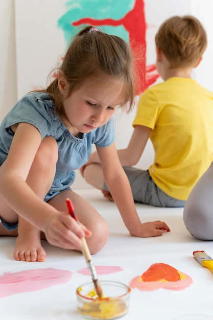 Niños pintando juntos de cerca